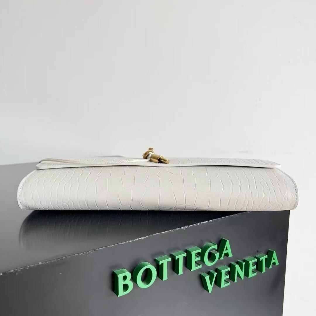 「#3839」BOTTECA VENETA uses exquisite craftsmanship intreccio embossed imported cow leather evening clutch b