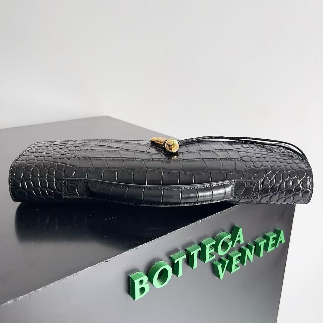 「#3840」BOTTECA VENETA uses exquisite craftsmanship intreccio embossed imported cow leather evening clutch b