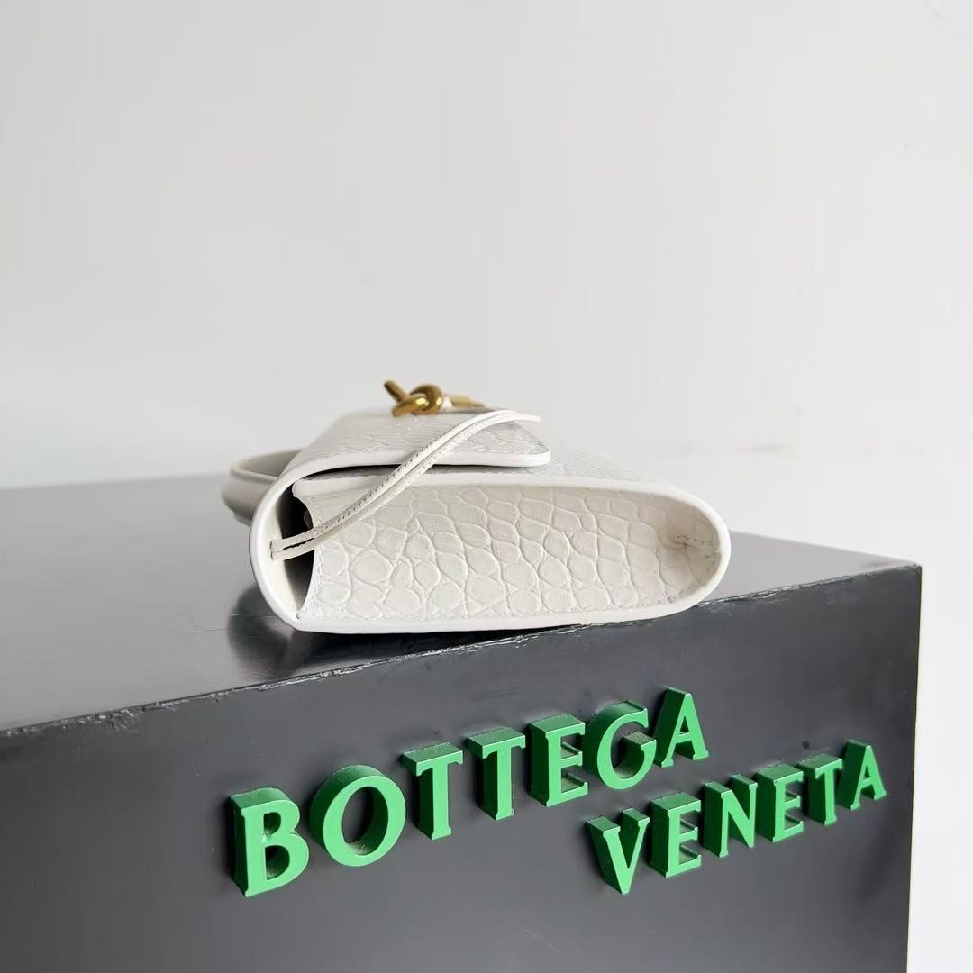 「#3839」BOTTECA VENETA uses exquisite craftsmanship intreccio embossed imported cow leather evening clutch b