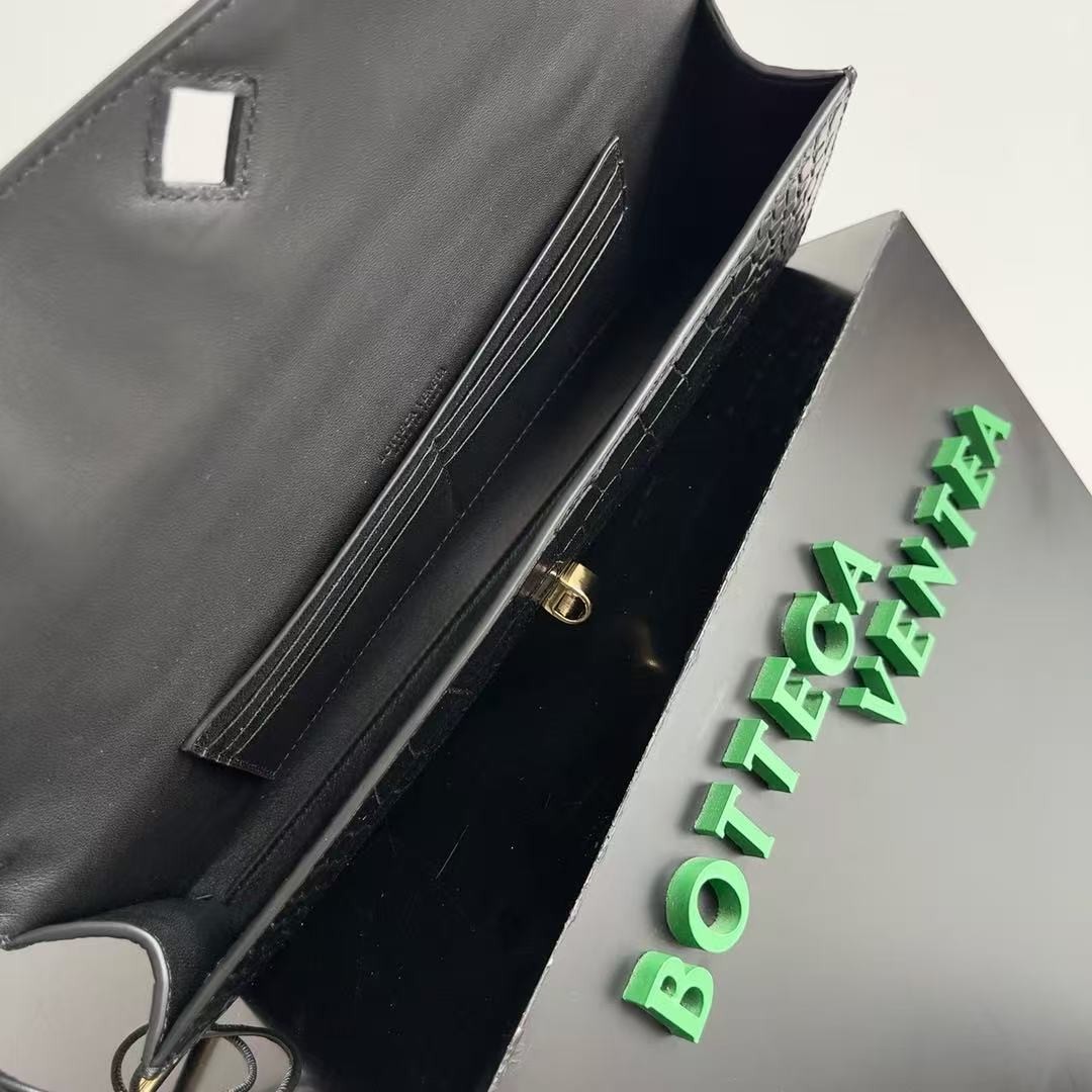 「#3840」BOTTECA VENETA uses exquisite craftsmanship intreccio embossed imported cow leather evening clutch b