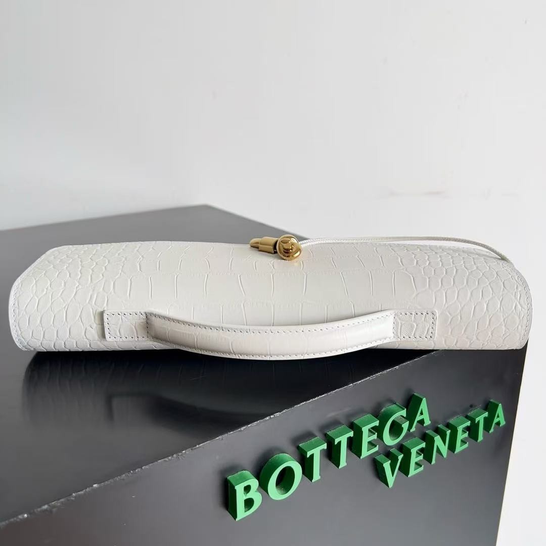 「#3839」BOTTECA VENETA uses exquisite craftsmanship intreccio embossed imported cow leather evening clutch b
